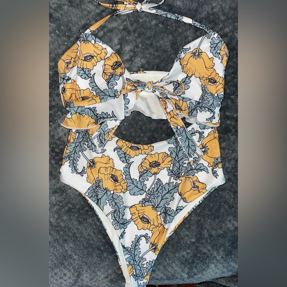 CLEARANCE💛Tularosa One Piece Keyhole swimsuit - Picture 2 of 4